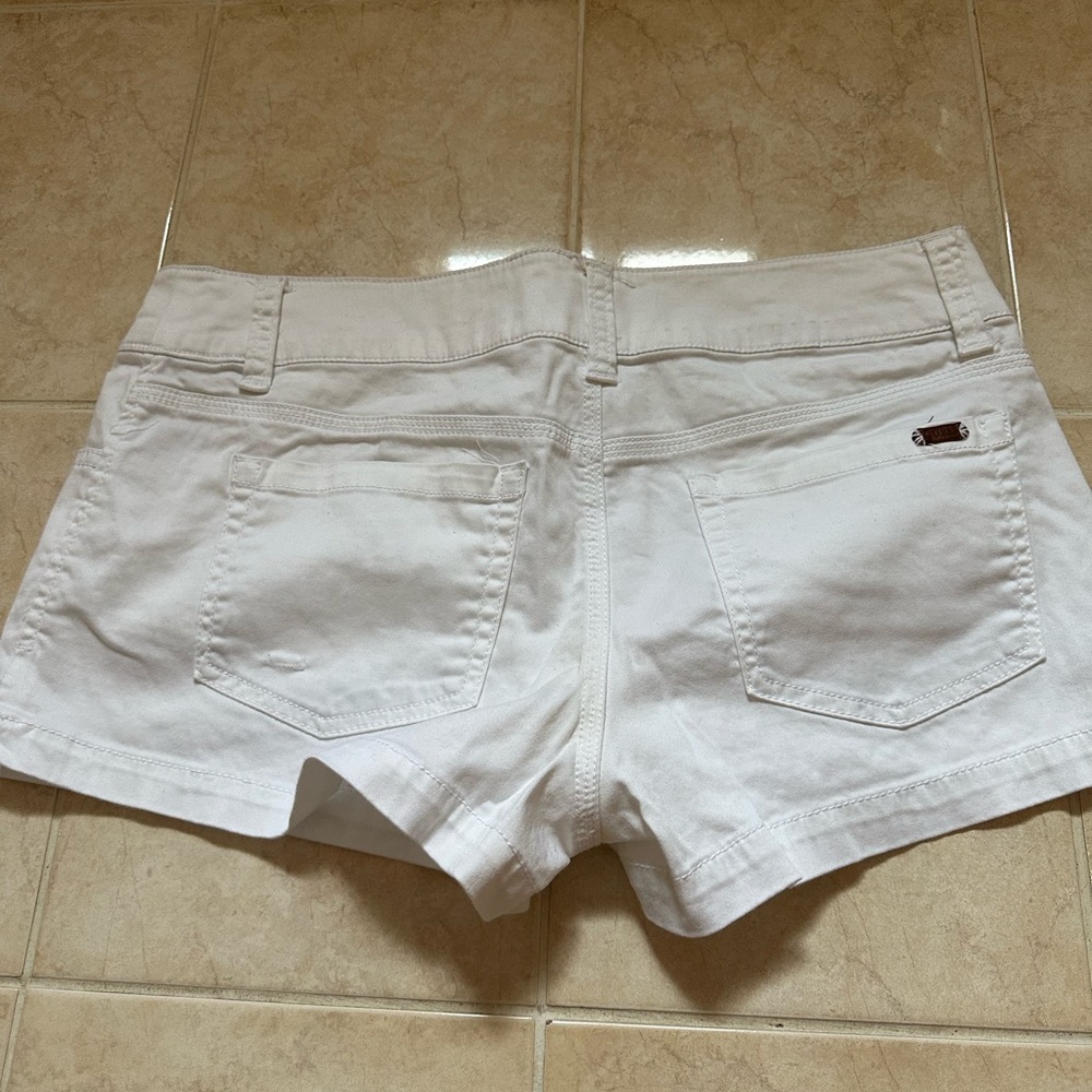 Low rise white Guess short